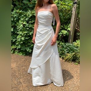 Elegant ivory gown - brand new, unaltered, never worn